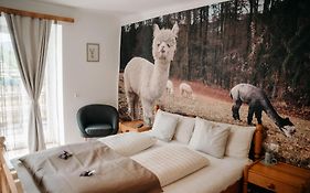 Alpakas, Lamas und Rentiere zum Grünen See